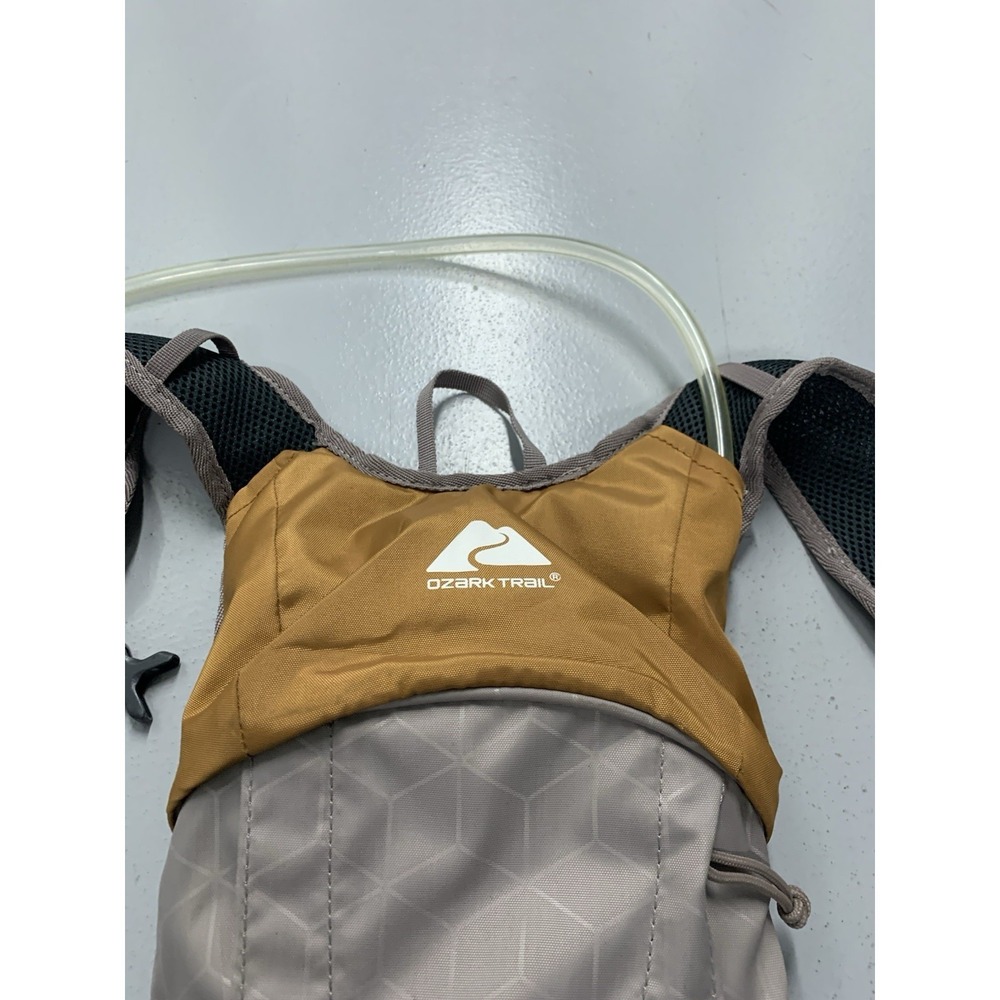 OZARK TRAIL  Hiking Hydration Backpack- 2 Liter - Picture 2 of 4